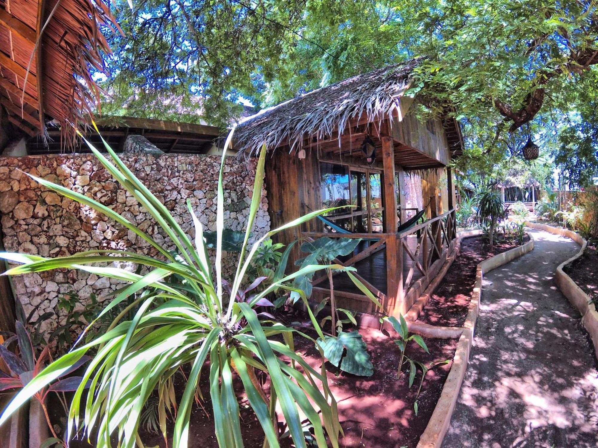 Cosmos Bungalows Bira Buitenkant foto