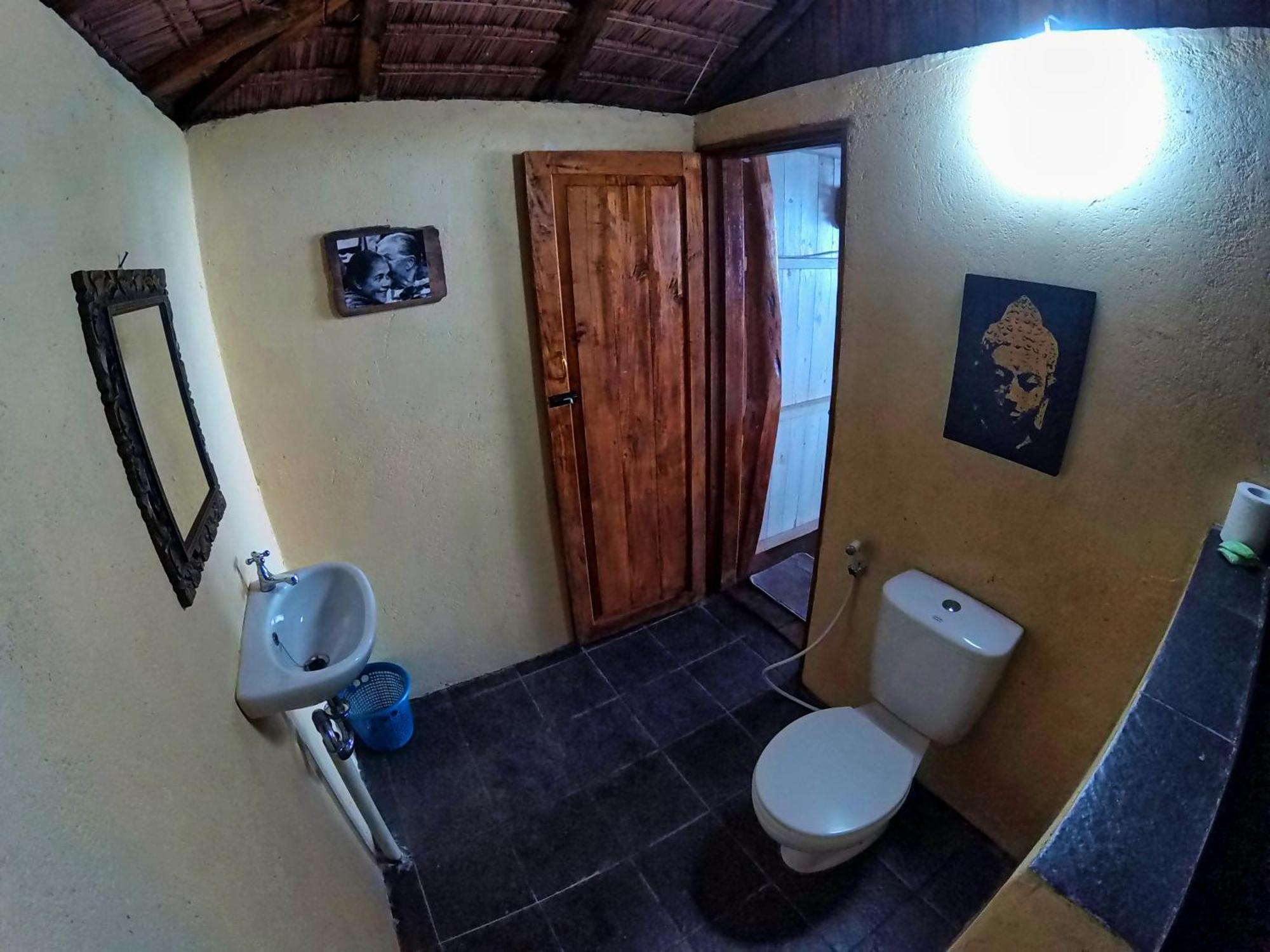 Cosmos Bungalows Bira Buitenkant foto