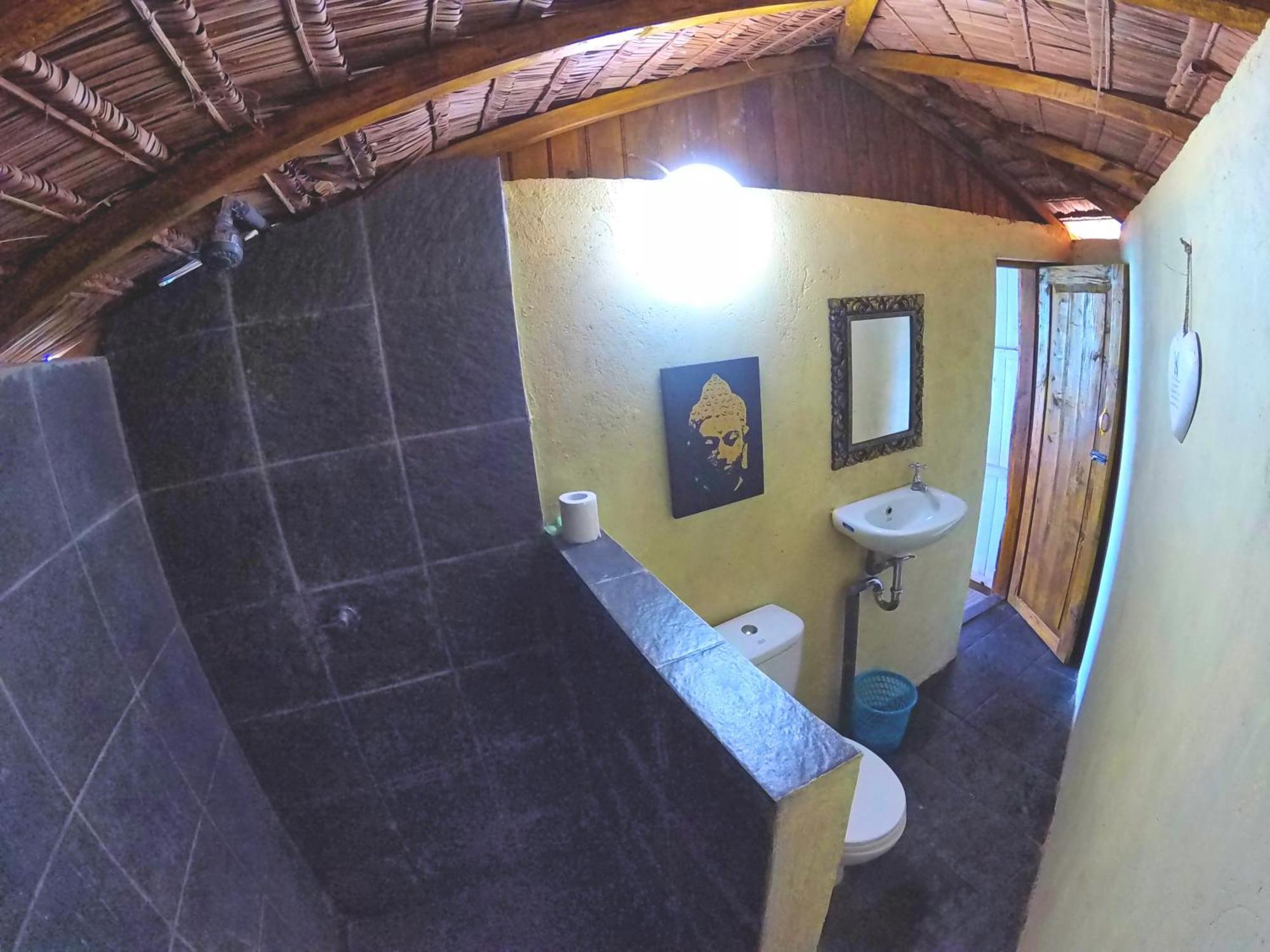Cosmos Bungalows Bira Buitenkant foto